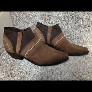 Vintage Guess by George Marciano size 7. Perfect low comfy boot for fall!